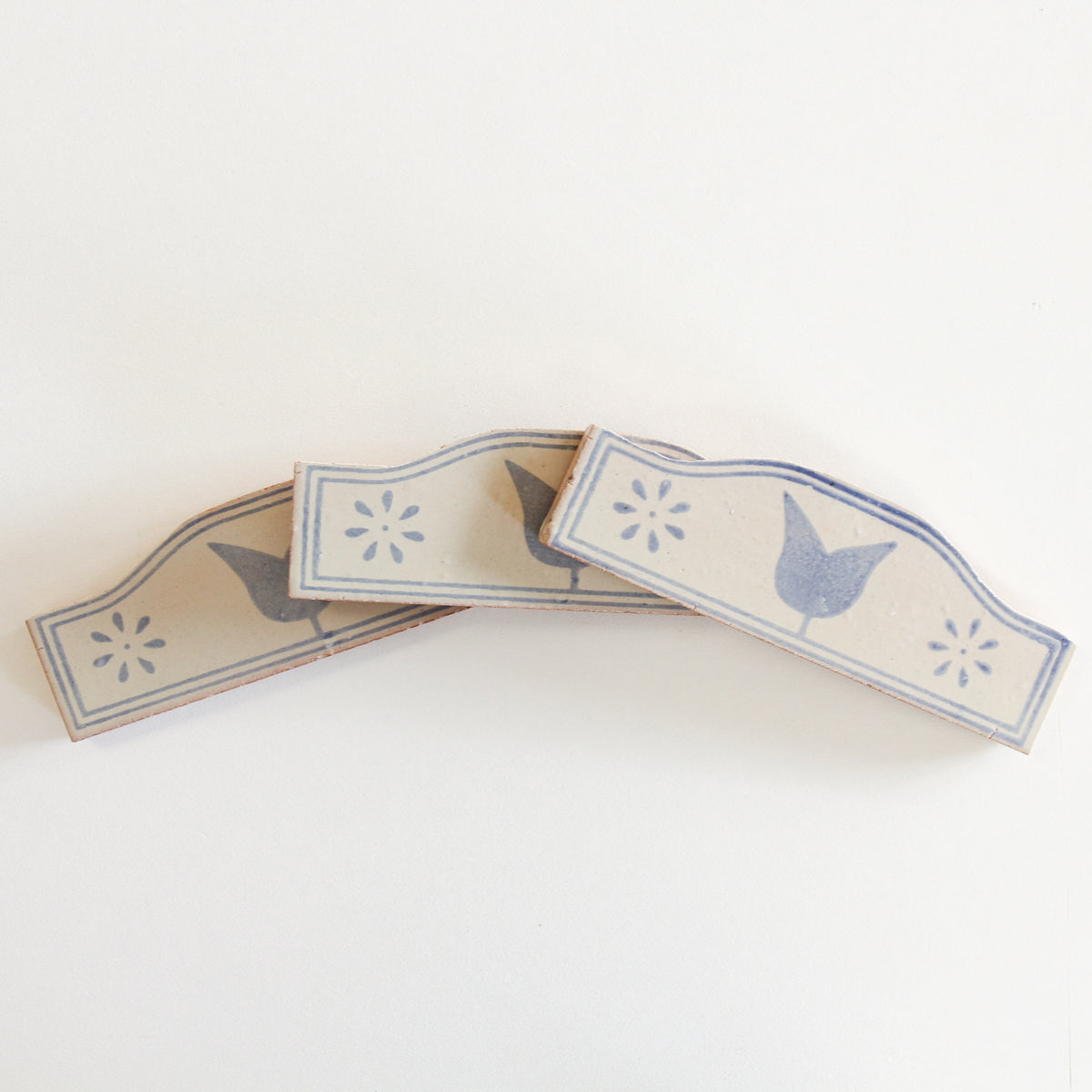 Tiles of Ezra - Amano Border - Flor Azul 4 x 3 (Carton)
