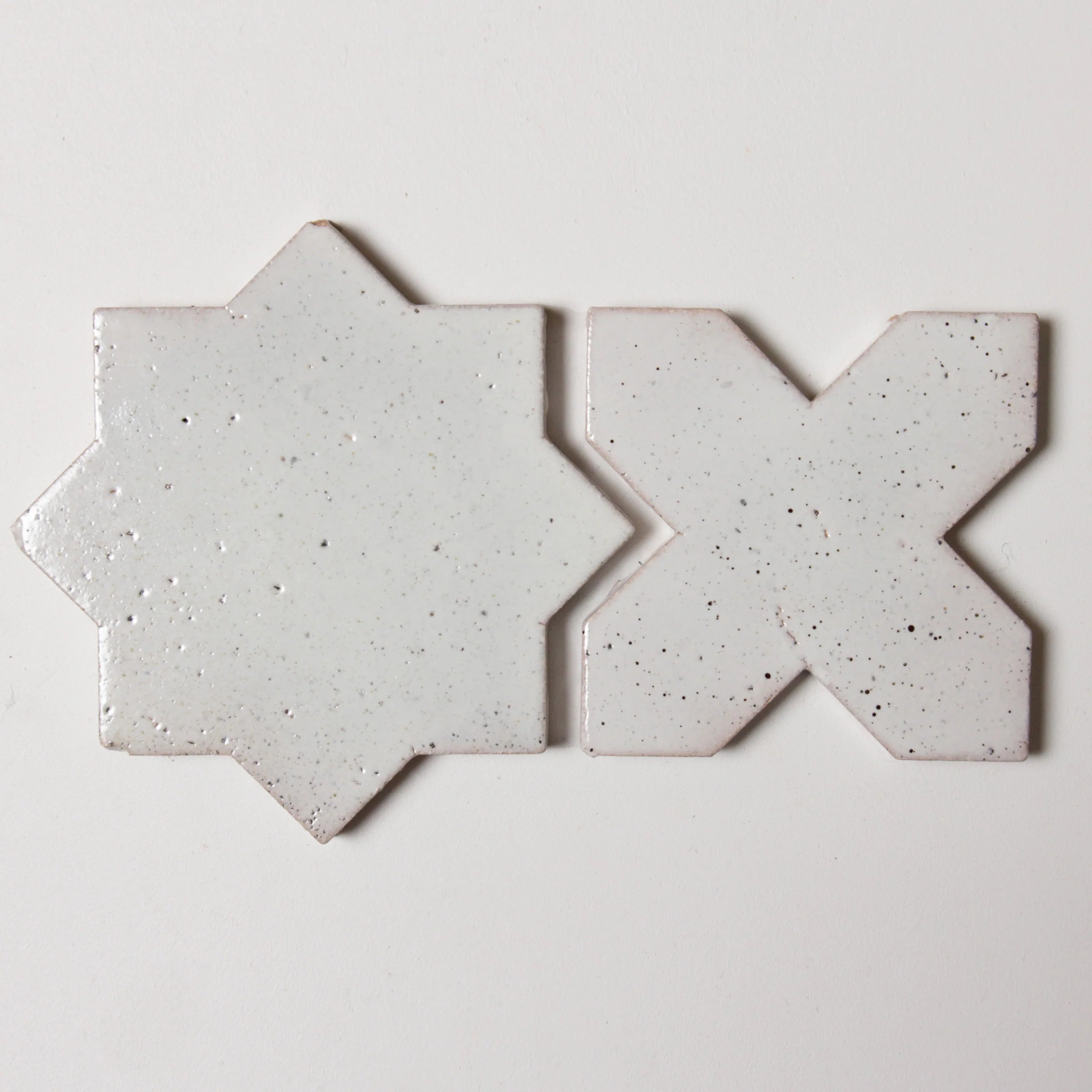 Tiles of Ezra Moroccan Tierra - Stars & Crosses - Nieve Punto (Carton)