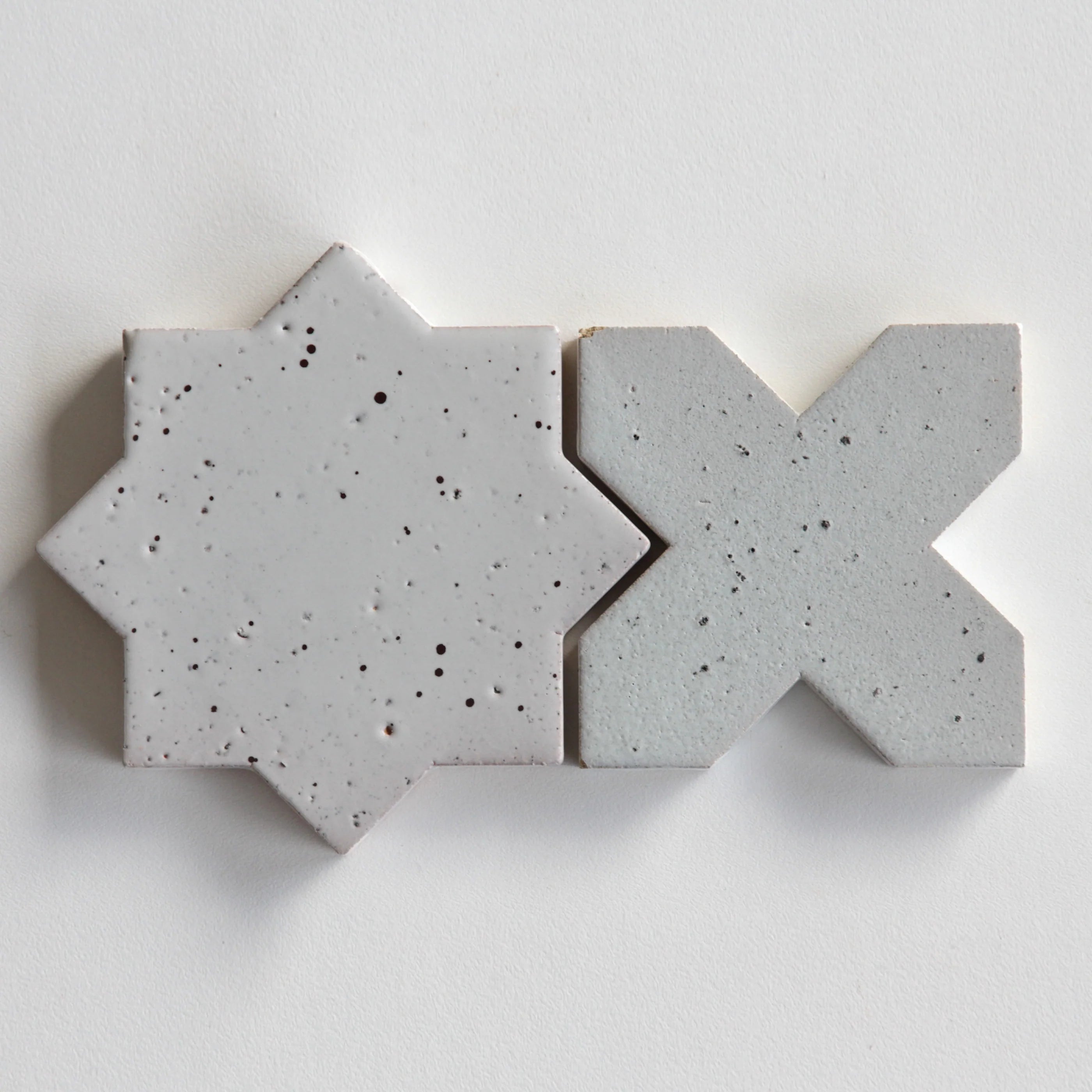 Tiles of Ezra Moroccan Tierra - Stars & Crosses - Nieve Punto (Carton)